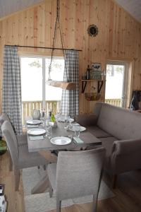 a dining room with a table and a couch at Ferienhaus Fjellblikken in Sinnes