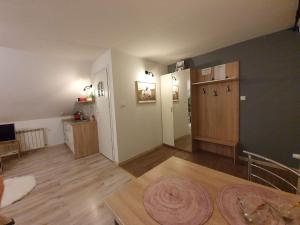 salon z kanapą i stołem w obiekcie Apartament Jaskier w Zakopanem