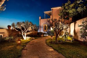 a pathway leading to a house with trees and a street at Tenuta Del Poggio Antico in Ischia