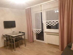 ein Wohnzimmer mit einem Tisch und einem Fenster in der Unterkunft Noclegi w gorcach in Ponice