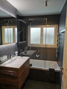 Koupelna v ubytování Ferienwohnung Pontresina - Chesa Andrea - Gartensitzplatz + 26 fotografií