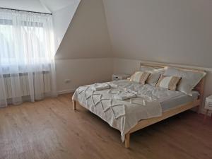 
Łóżko lub łóżka w pokoju w obiekcie Hygge House
