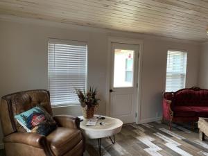 Ruang duduk di Valentine's Northern New Mexico Mountain Ranch on Colorado Border retreat