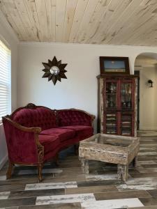 uma sala de estar com um sofá vermelho e uma mesa em Valentine's Northern New Mexico Mountain Ranch on Colorado Border retreat em Raton