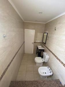 a bathroom with a toilet and a sink at Apartamento Lo de Ana in Termas de Río Hondo