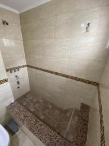 ein Bad mit einer Dusche und einem Waschbecken in der Unterkunft Apartamento Lo de Ana in Termas de Río Hondo