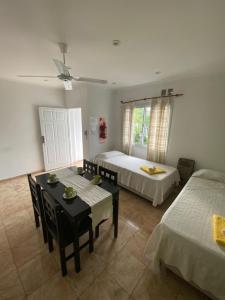 a bedroom with two beds and a table and chairs at Apartamento Lo de Ana in Termas de Río Hondo