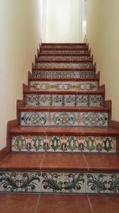 un conjunto de escaleras con un patrón en ellas en CASA VACANZE, in centro città, en Caltanissetta