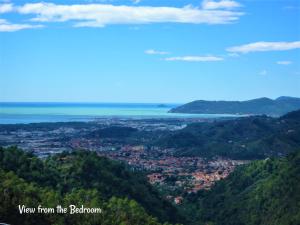 - Vistas a la ciudad desde la cima de una montaña en The Four Angels, en Massa