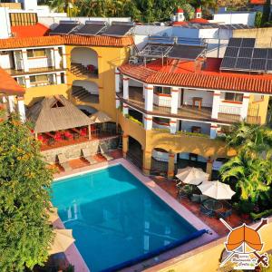 an overhead view of a swimming pool in front of a building at Hotel Rinconada de Cortes in Cuernavaca