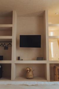 TV a/nebo společenská místnost v ubytování Casa Peregrino Holbox