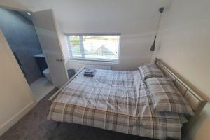 Säng eller sängar i ett rum på Oole 2 bed & en-suites house with parking near beach