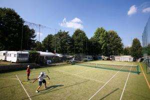 Tenis a/nebo squash v ubytování Campeggio Smeraldo nebo okolí