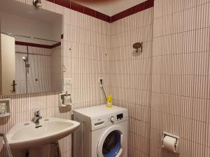 ein Badezimmer mit einer Waschmaschine und einem Waschbecken in der Unterkunft Centre Home in Rapallo