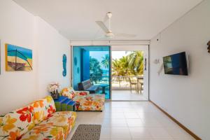 a living room with a couch and a ceiling fan at Hermoso Apartamento Frente al Mar 2 Habitaciones PAZ122 in Coveñitas
