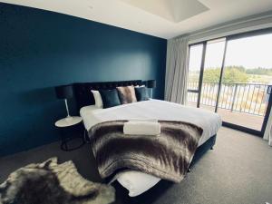 特卡波湖Lake Views at Antler Lodge的一间带大床和大窗户的卧室 更多21张照片