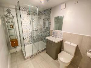 a bathroom with a toilet and a shower and a sink at The Garden Flat in Buxton +14 photos