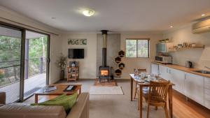un soggiorno con divano, tavolo e camino di 31 The Rocks a Stanthorpe
