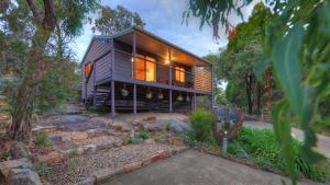 uma casa no meio de uma floresta em 31 The Rocks em Stanthorpe