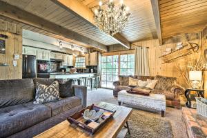 Cute Cabin and Deck Less Than 2 Mi to Lake Arrowhead Village في ليك أروهيد: غرفة معيشة مع كنبتين وطاولة
