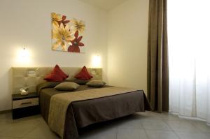 een slaapkamer met een bed en een schilderij aan de muur bij Ara Pacis Inn in Rome