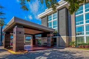 una representación de un edificio con vestíbulo en La Quinta by Wyndham Dallas I-35 Walnut Hill Ln, en Dallas