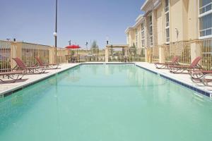 Басейн в La Quinta by Wyndham Dallas I-35 Walnut Hill Ln або поблизу