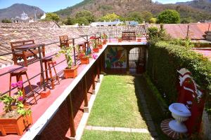 einen Garten mit Pflanzen an der Seite eines Gebäudes in der Unterkunft Tzunun Hostel in Antigua Guatemala