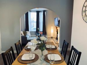 Modern & Luxurious Central Home - Free Parking