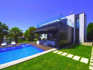 una casa con piscina delante en Belvilla by OYO Villa Catro Faros, en Montalvo