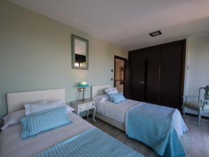 Dos camas una al lado de la otra en un dormitorio. en Belvilla by OYO Villa Catro Faros, en Montalvo 30 fotos más