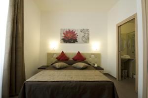 Un pat sau paturi într-o cameră la Ara Pacis Inn