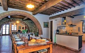 un comedor con una mesa larga con comida. en Villa Il Prato, en San Pancrazio