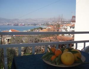 um prato de fruta numa mesa numa varanda em Apartments Biserka - 50 m from beach em Trogir