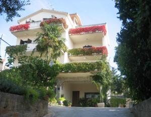 um edifício com flores ao lado em Apartments Biserka - 50 m from beach em Trogir