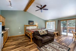 A seating area at Stonebrook Resort - Adult Only