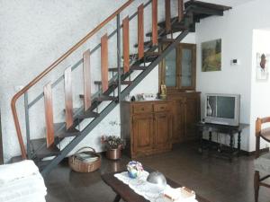 een woonkamer met een trap en een tv bij Tuscany Holiday Home in Porretta Terme