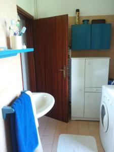 een badkamer met wastafel en wasmachine bij Tuscany Holiday Home in Porretta Terme