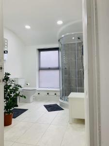 a large bathroom with a shower and a tub at Stylish, Spacious & Luxurious Home - Parking in Liverpool