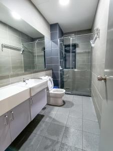 A bathroom at Hyve Soho Cyberjaya by IdealHub