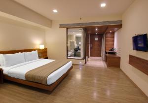 Temple Tree Hotel Shirdi的电视和/或娱乐中心