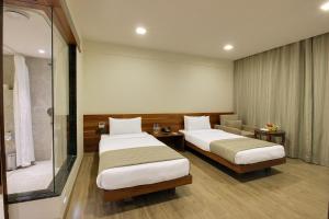 Temple Tree Hotel Shirdi客房内的一张或多张床位