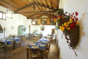 A restaurant or other place to eat at Agriturismo Baglio Fontana