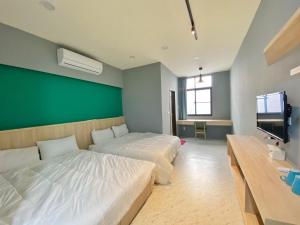 台南的住宿－BIRD series House下訂兩間房即包棟#本國旅客須先匯款，一间卧室设有两张床和绿色的墙壁