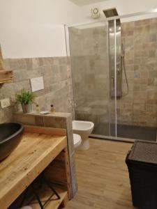 リオ・マリーナにあるVillettaのバスルーム(シャワー、洗面台、トイレ付)