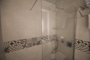 A bathroom at Dovv Hotel Busıness