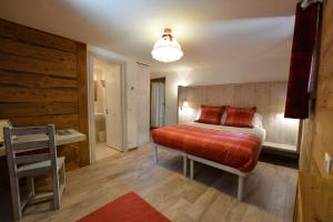 Postel nebo postele na pokoji v ubytování Hotel Petit Dahu - Chambres et Restaurant