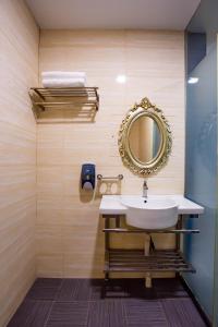 uma casa de banho com um lavatório e um espelho em BEEZ Hotel Kuala Lumpur em Kuala Lumpur