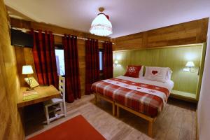 Postel nebo postele na pokoji v ubytování Hotel Petit Dahu - Chambres et Restaurant