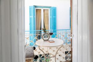 Camera con tavolo sul balcone di Casa Blue Old Port, Philian Collection a Città di Skiathos